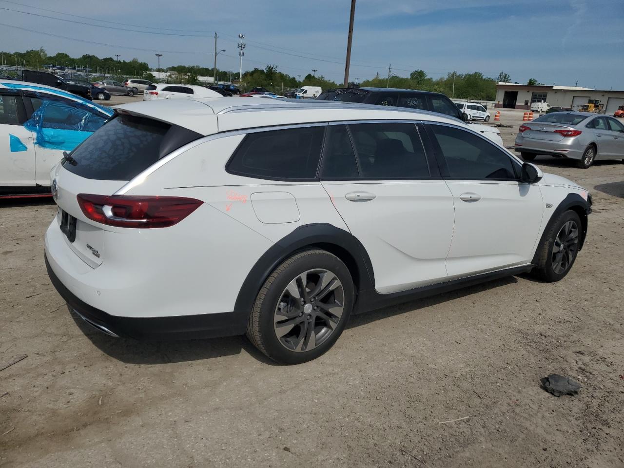 2018 Buick Regal Tourx Essence VIN: W04GV8SX8J1174199 Lot: 52871484