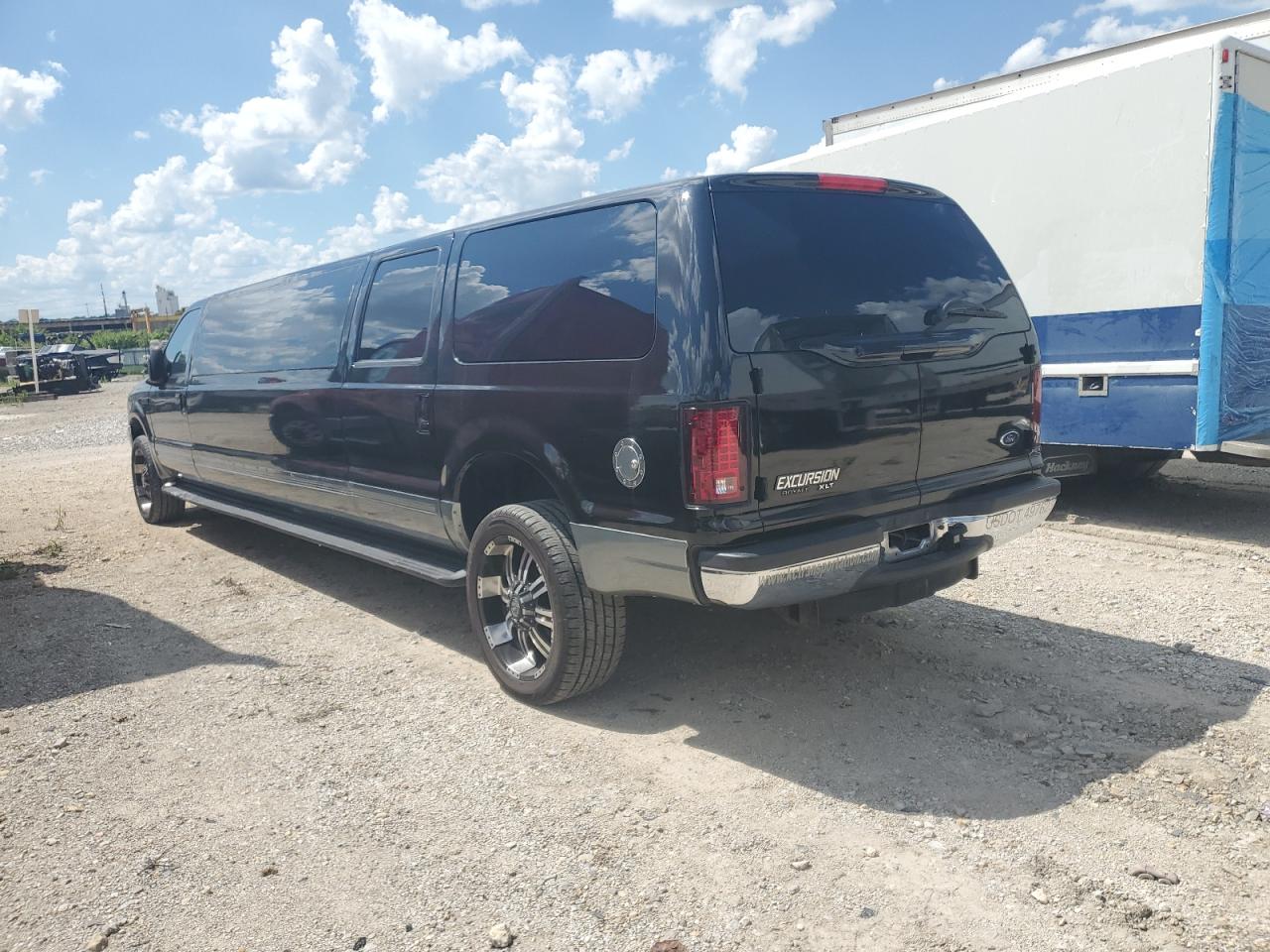 2002 Ford Excursion - Image 2