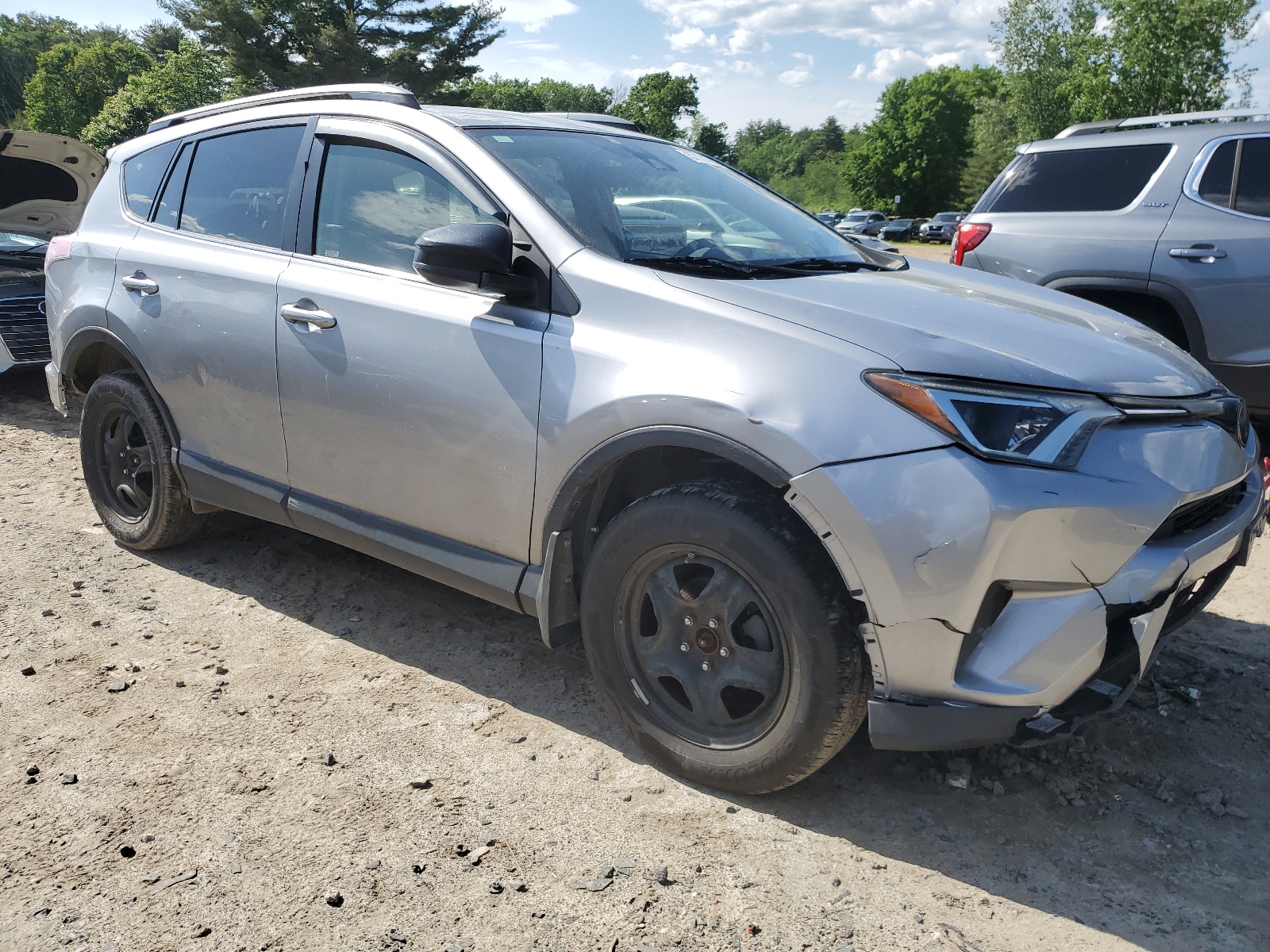 2018 Toyota Rav4 Le vin: JTMBFREV7JD254167