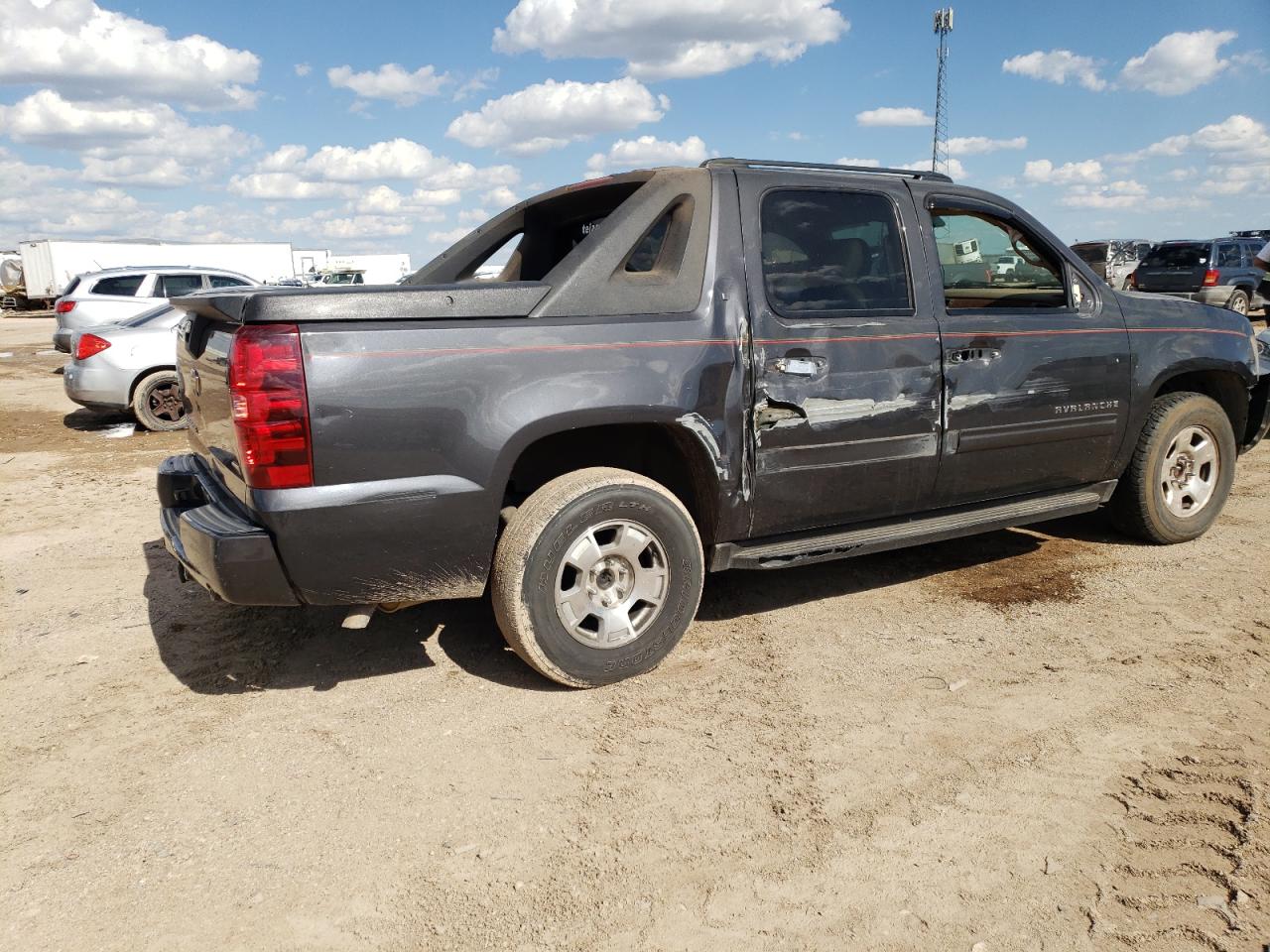 2011 Chevrolet Avalanche - Image 3