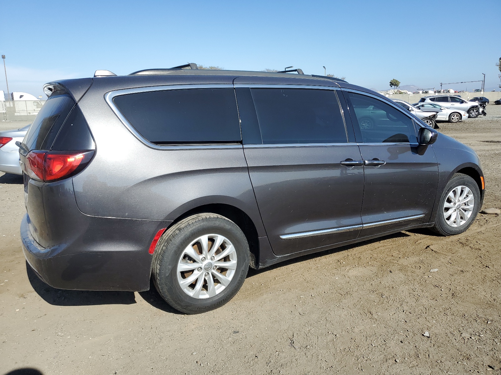 2017 Chrysler Pacifica Touring L vin: 2C4RC1BG7HR540557