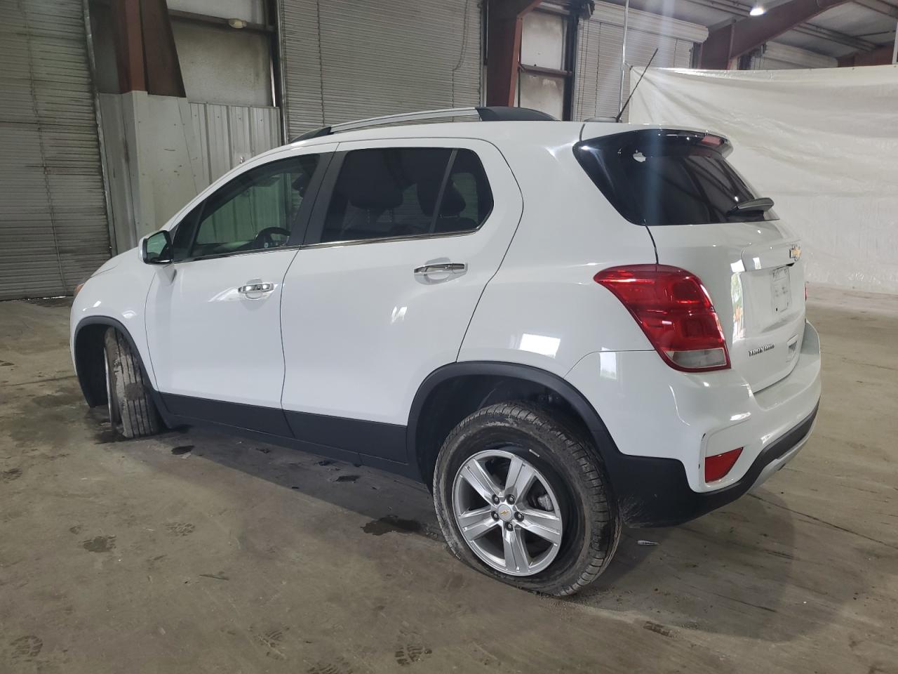 KL7CJPSBXJB712634 2018 CHEVROLET TRAX - Image 2