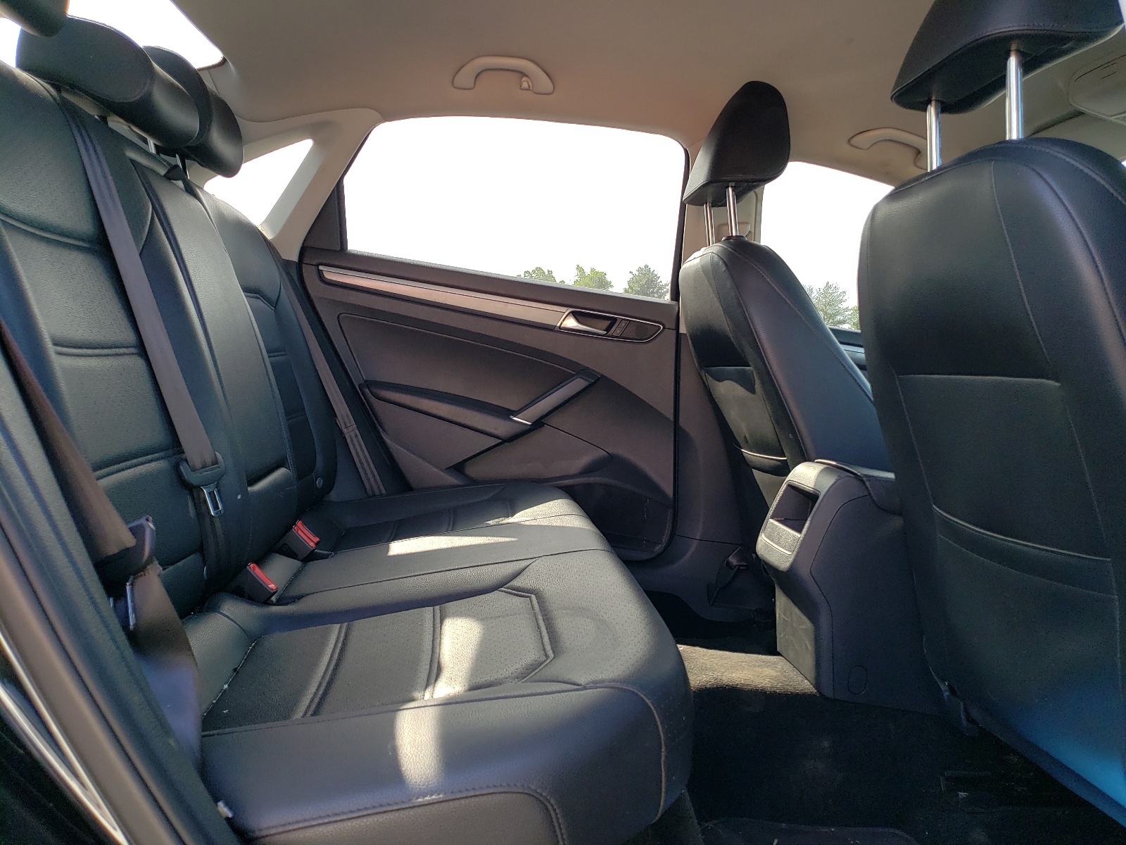 1VWDT7A32HC047869 2017 Volkswagen Passat R-Line