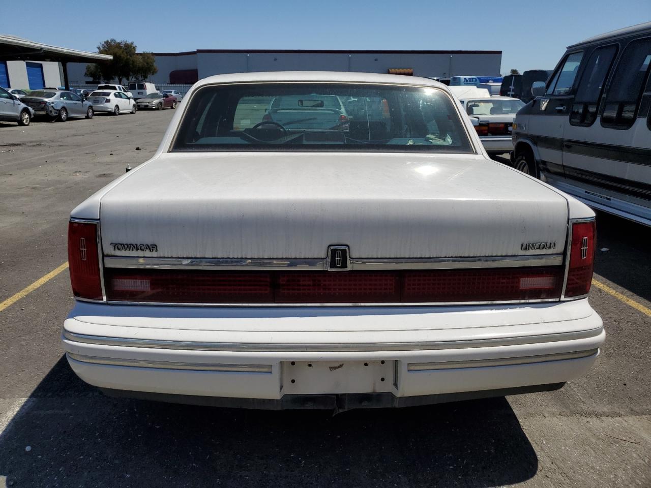 1994 Lincoln Town Car Executive VIN: 1LNLM81W7RY662560 Lot: 55031704