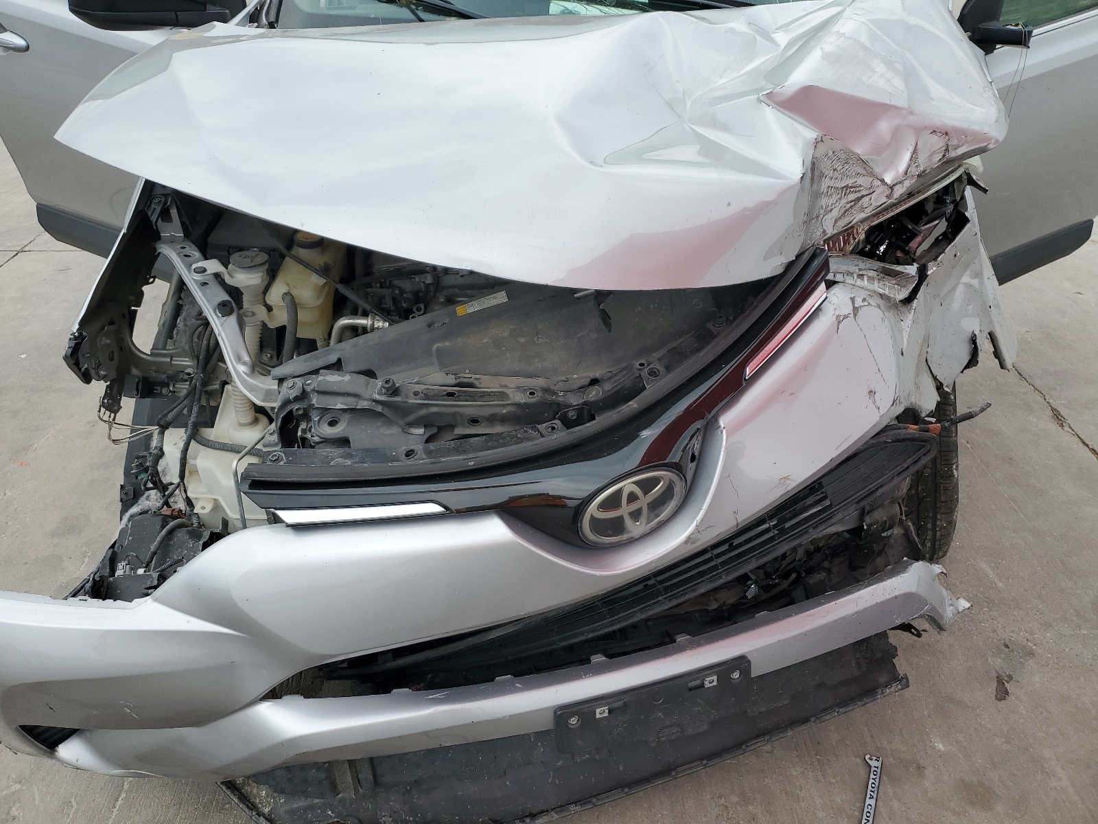 2T3ZFREV0HW350069 2017 Toyota Rav4 Le