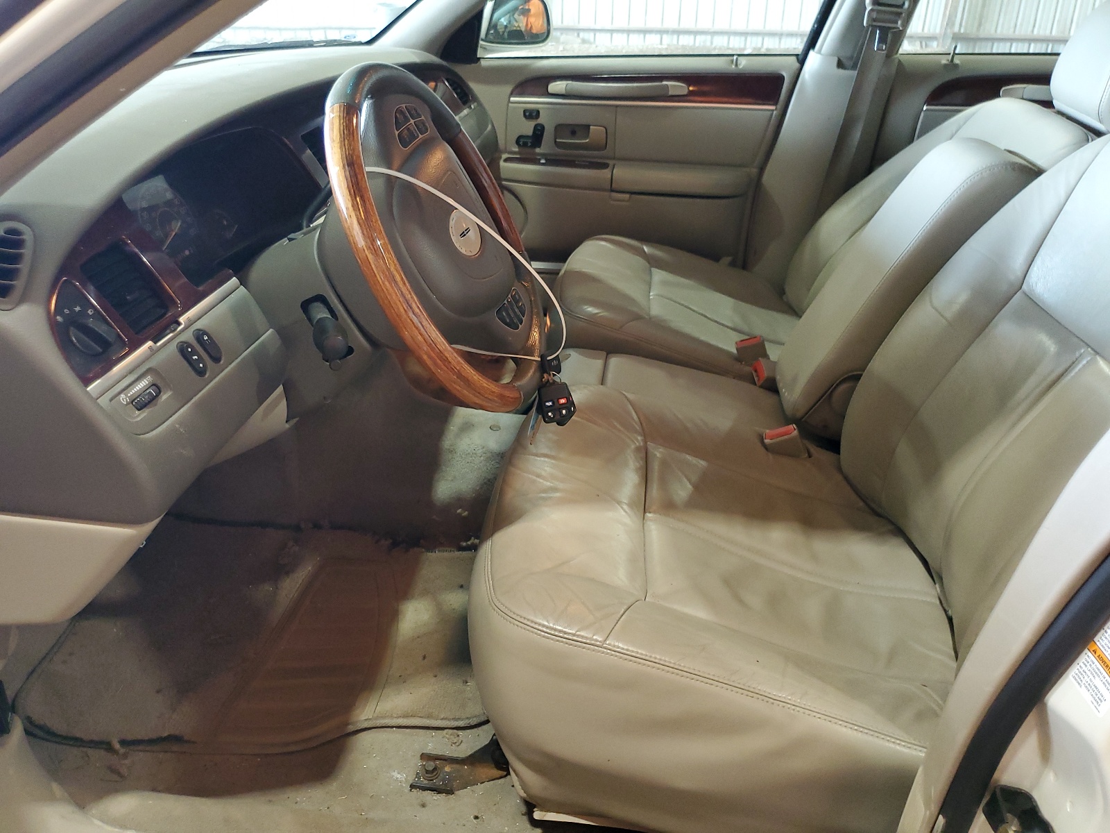 1LNHM83W04Y669670 2004 Lincoln Town Car Ultimate