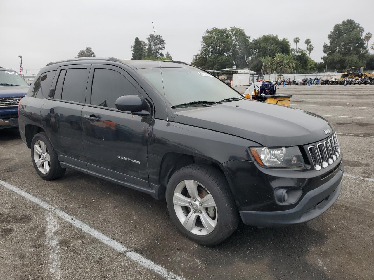 VIN 1C4NJCBA7GD810545 2016 JEEP COMPASS no.4