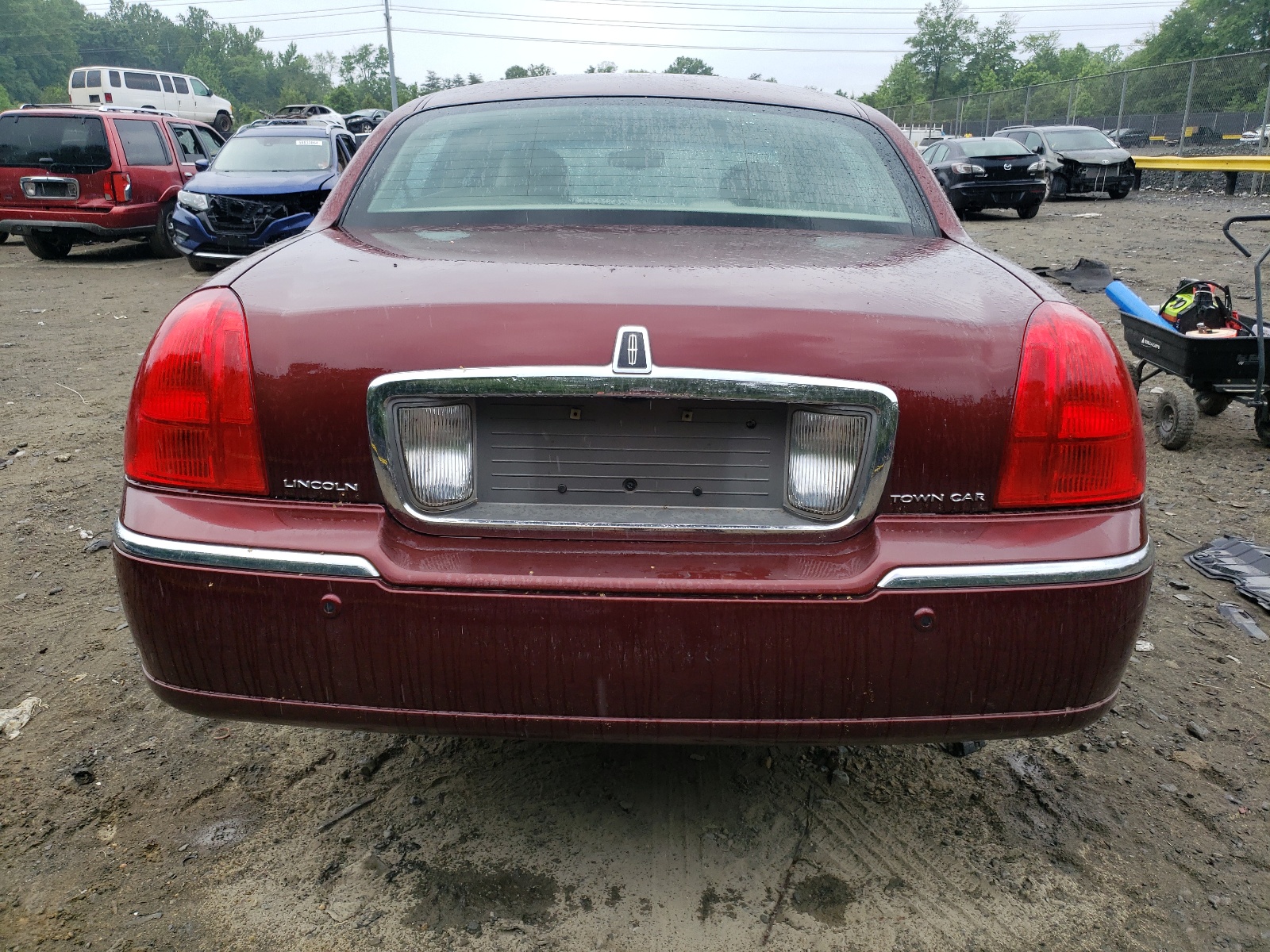 1LNHM83W74Y607098 2004 Lincoln Town Car Ultimate