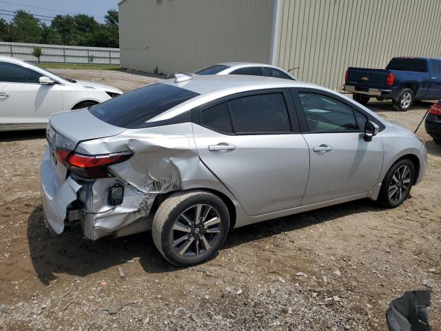  NISSAN VERSA 2021 Сріблястий