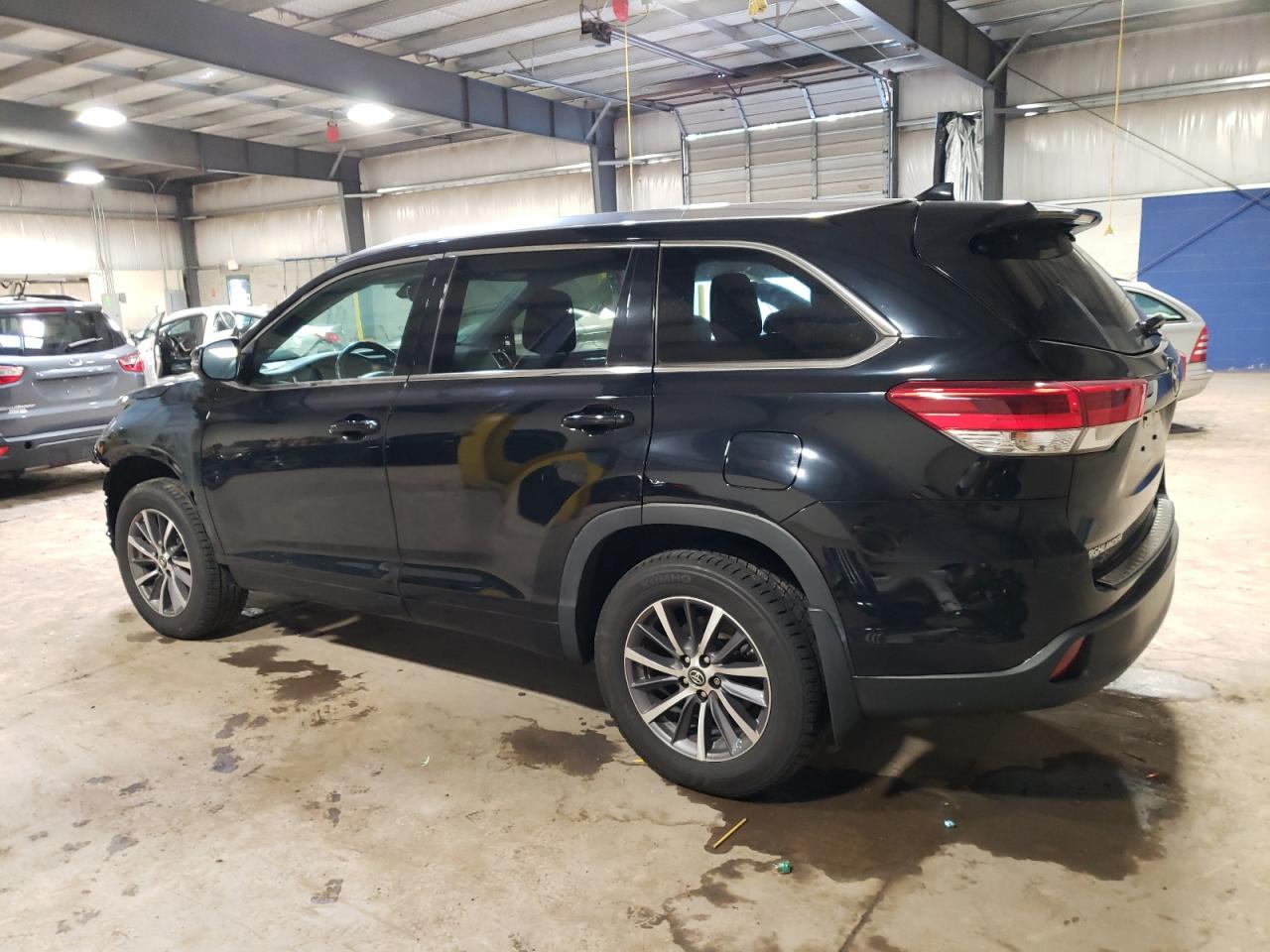 5TDJZRFH3JS545250 2018 TOYOTA HIGHLANDER - Image 2