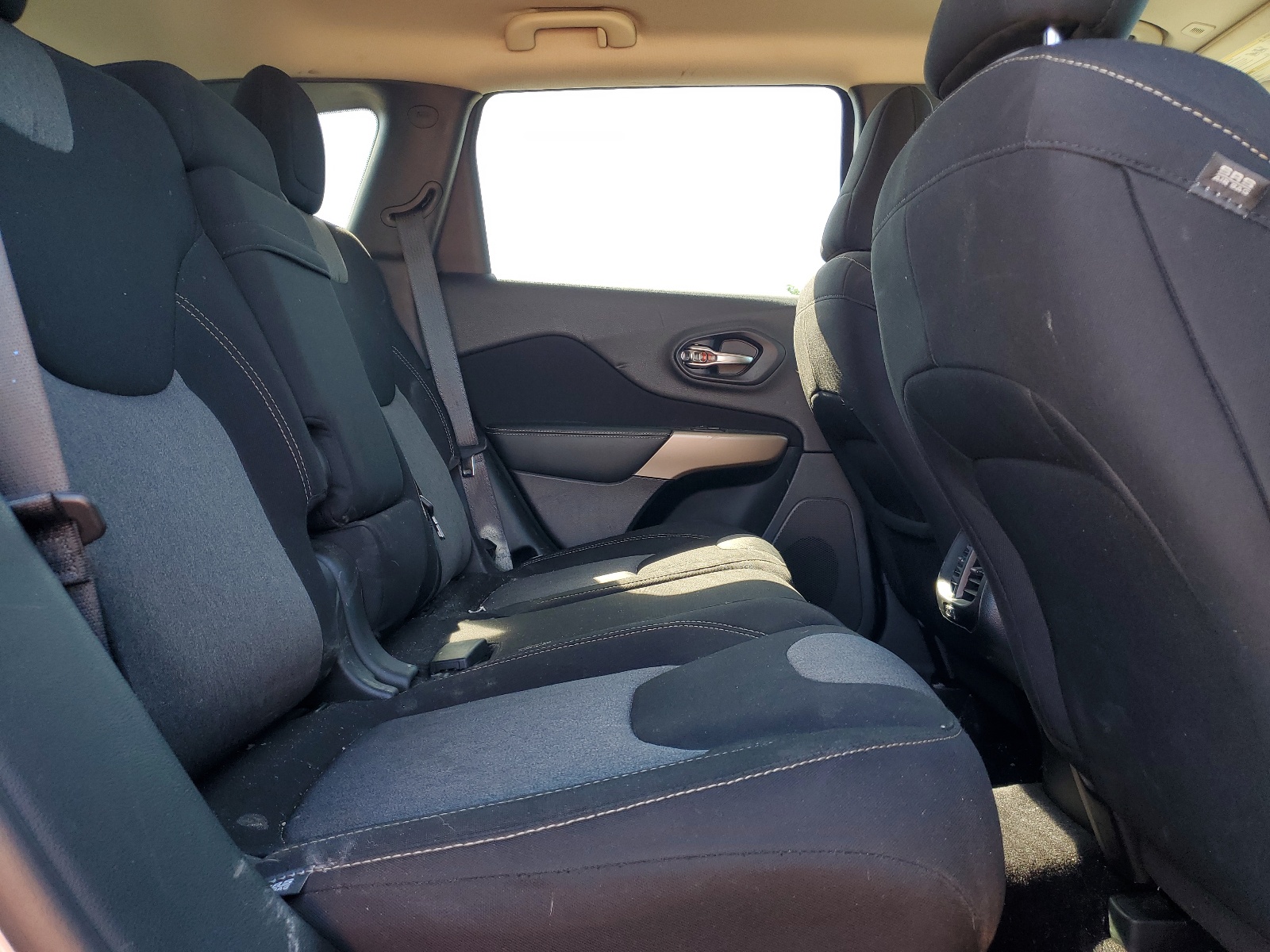 1C4PJMCB6JD572412 2018 Jeep Cherokee Latitude