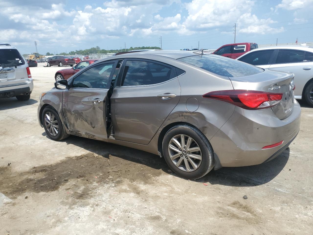 5NPDH4AE2FH557385 2015 HYUNDAI ELANTRA - Image 2