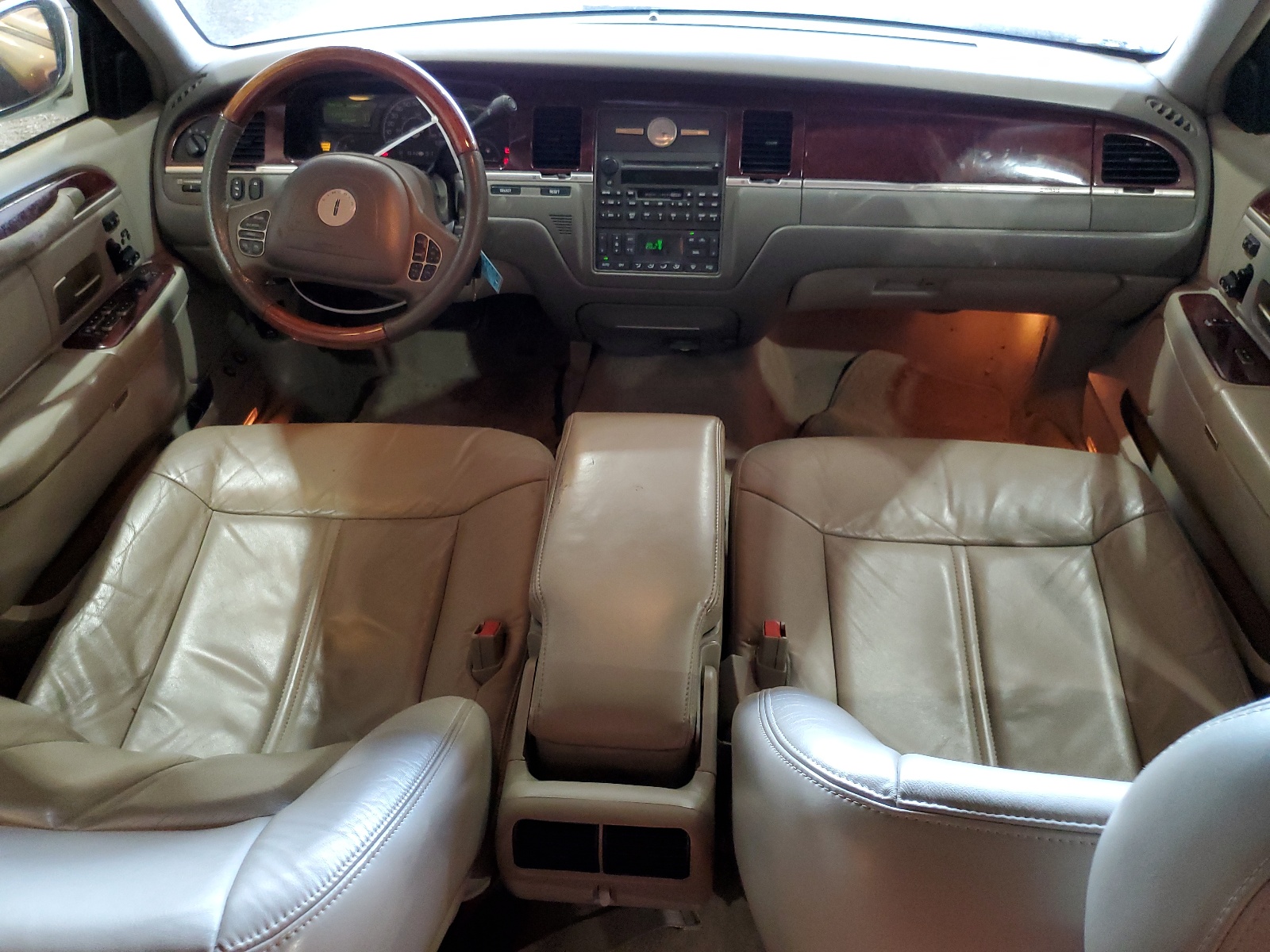 1LNHM83W04Y669670 2004 Lincoln Town Car Ultimate