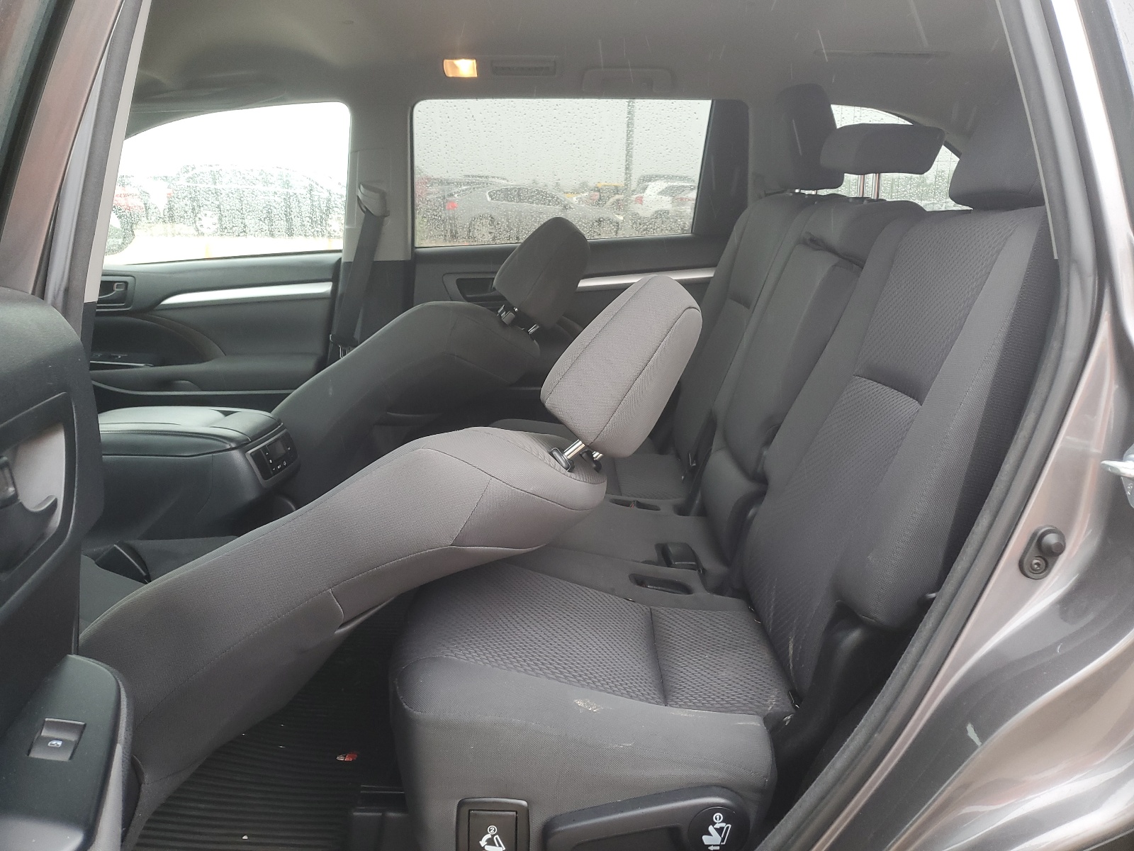 5TDZARFHXJS034211 2018 Toyota Highlander Le