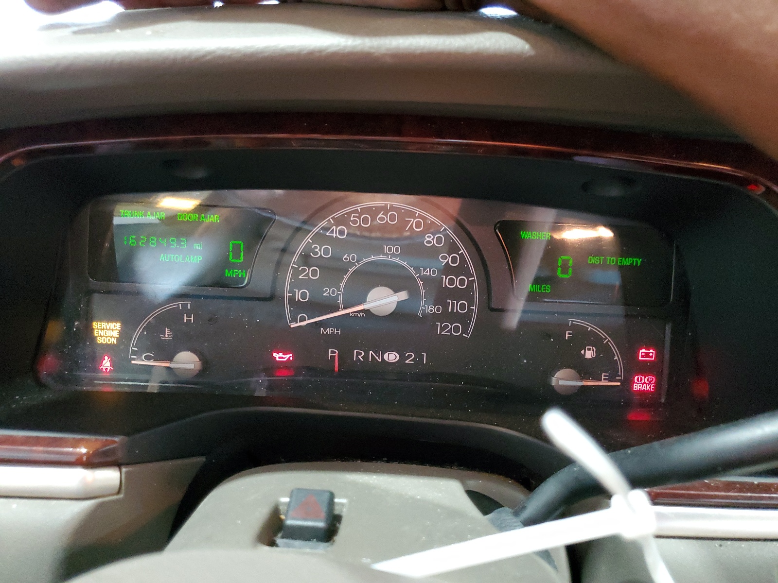 1LNHM83W04Y669670 2004 Lincoln Town Car Ultimate