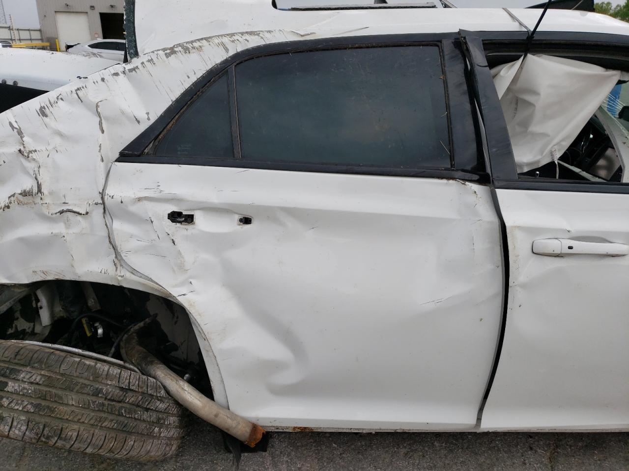2014 Chrysler 300 - Image 10