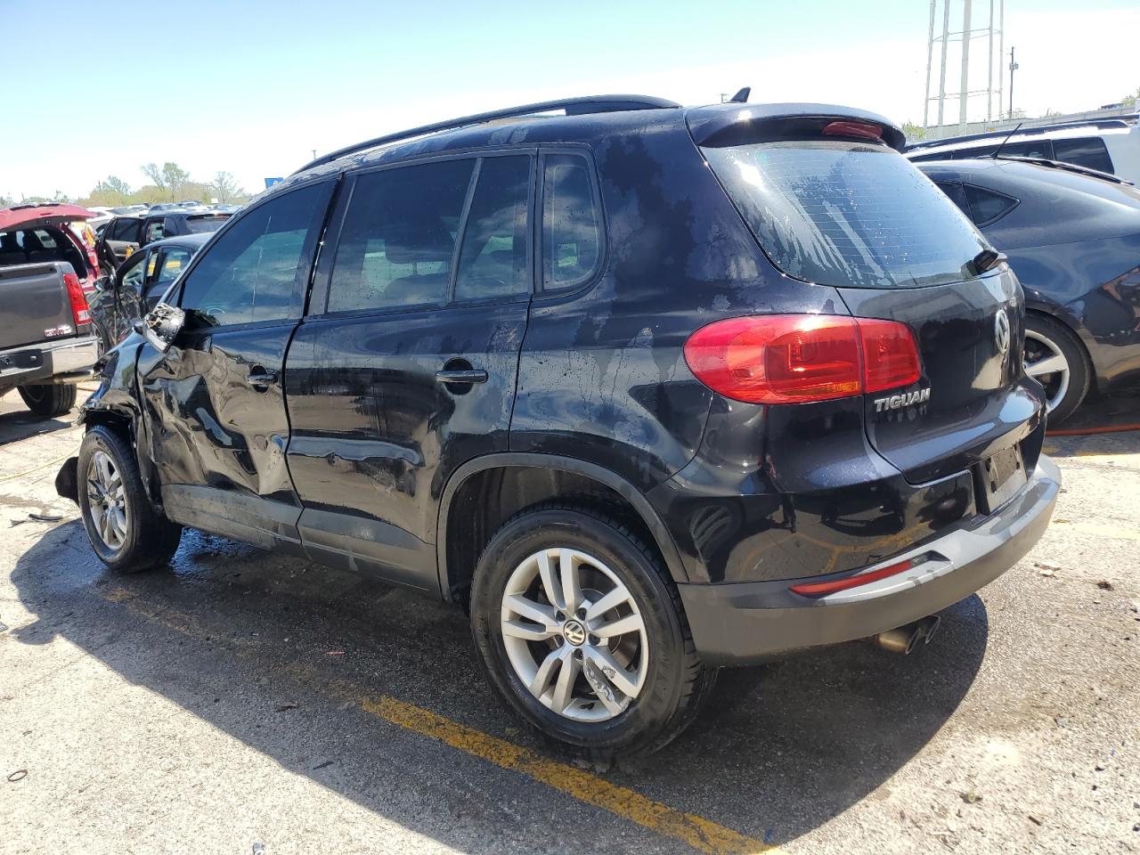 2017 Volkswagen Tiguan - Image 2