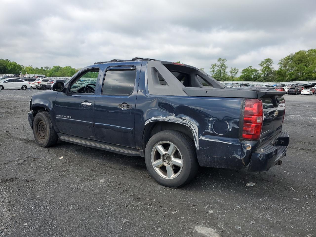 2007 Chevrolet Avalanche - Image 2