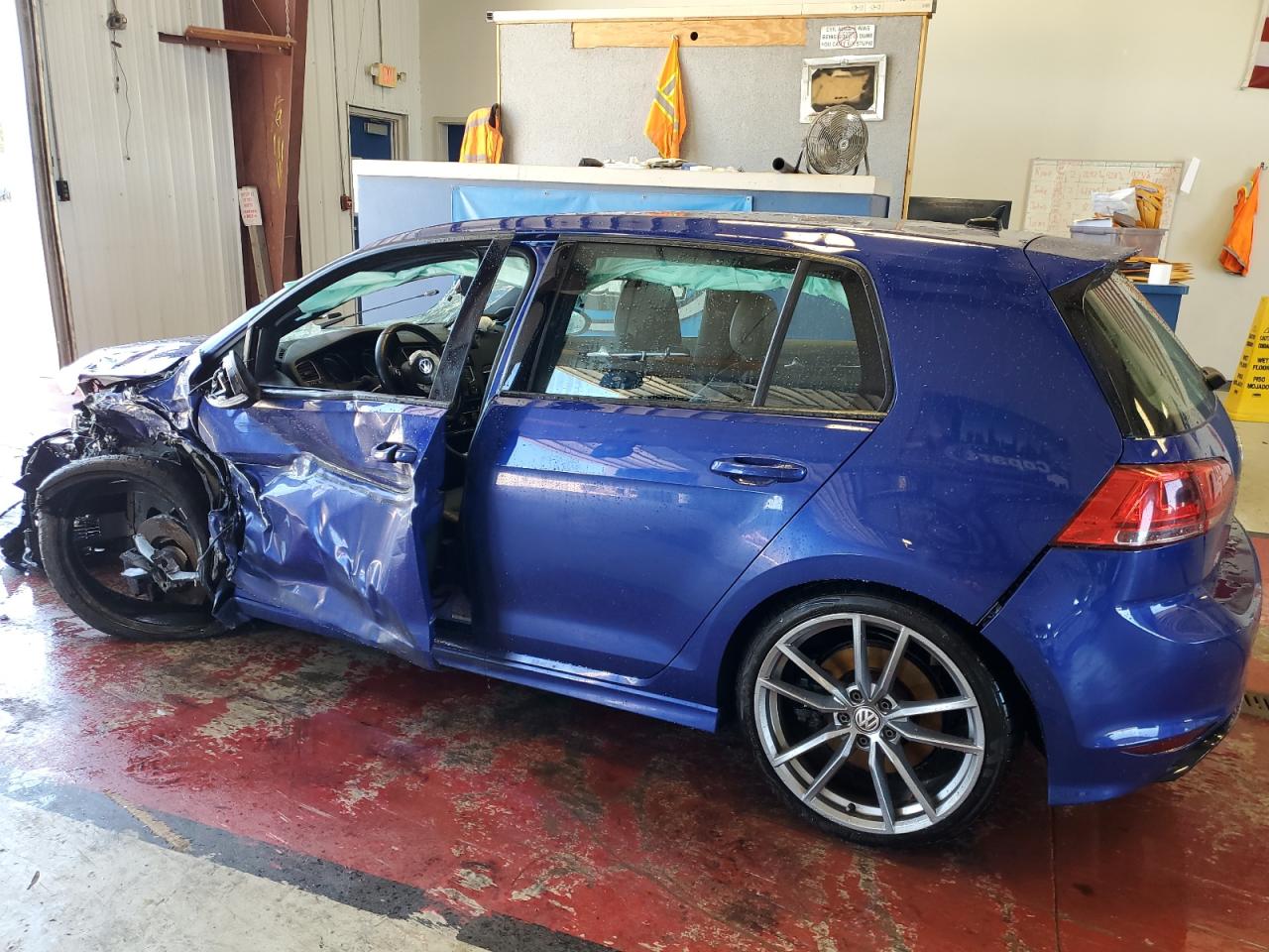 2017 Volkswagen Golf - Image 2