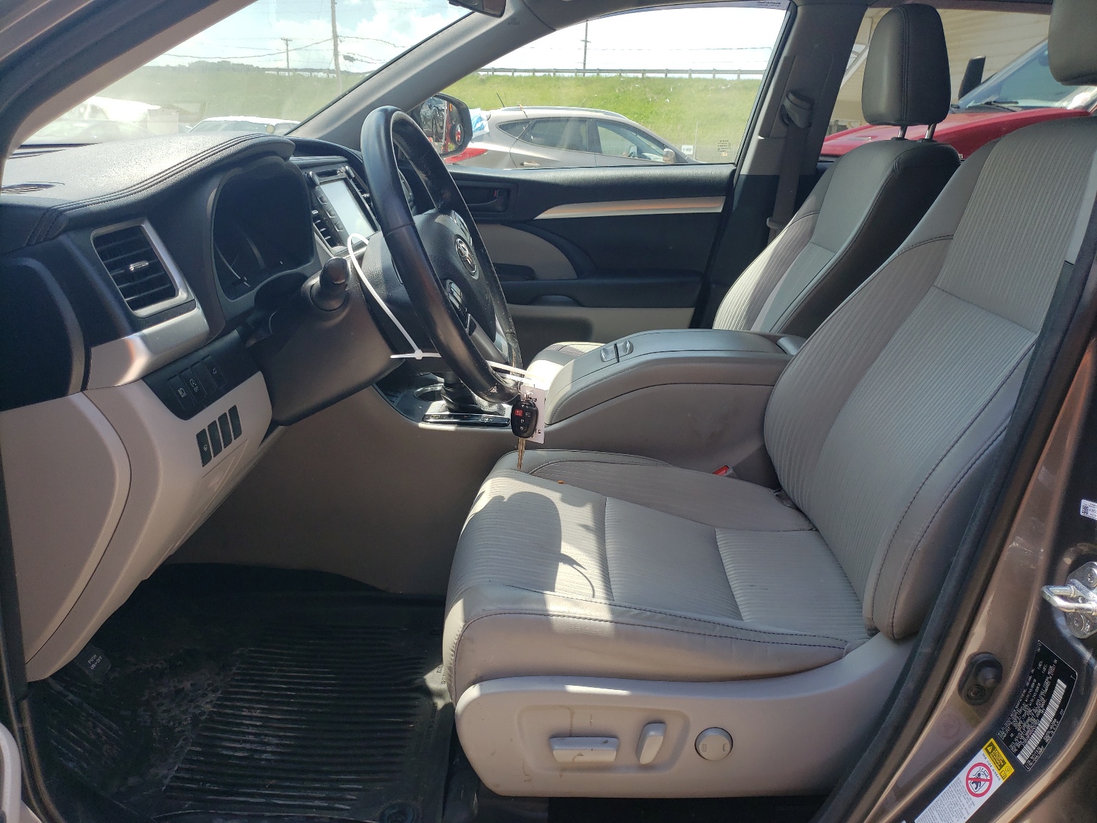 5TDBZRFH4HS457922 2017 Toyota Highlander Le