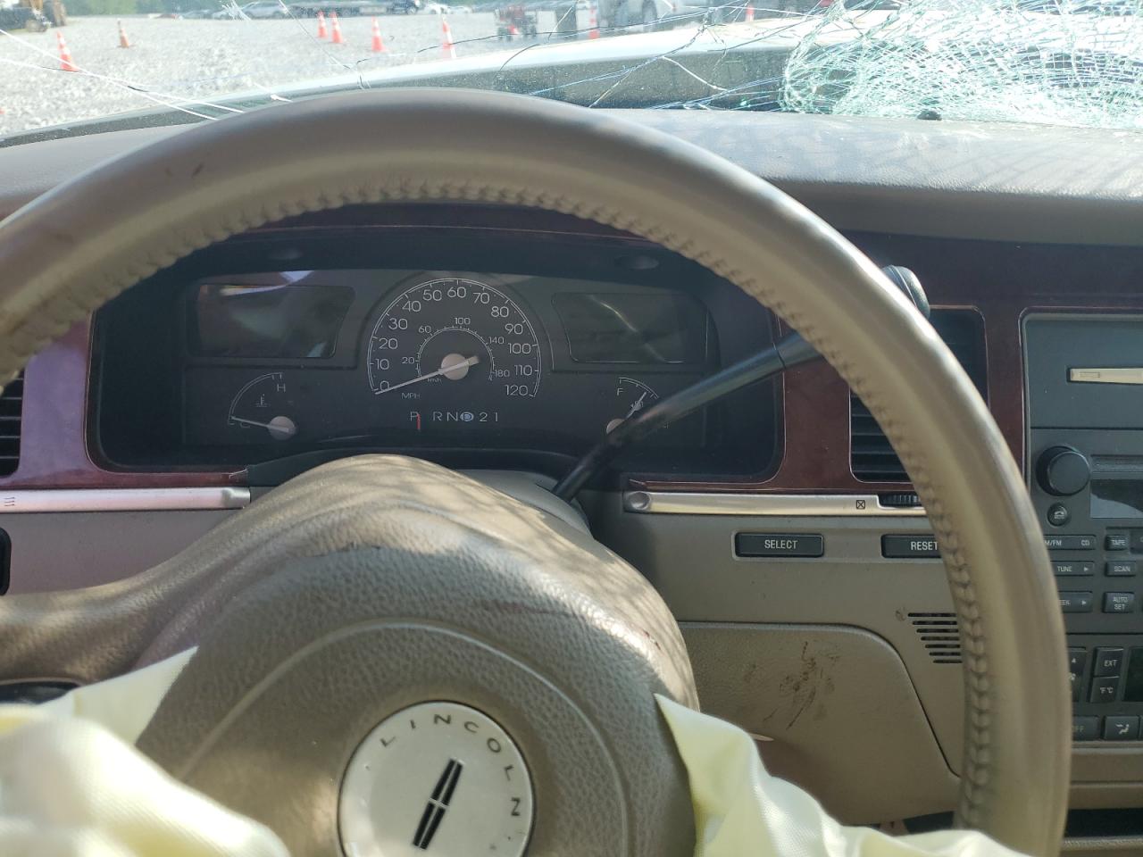 2004 Lincoln Town Car Executive VIN: 1LNHM81W04Y621055 Lot: 53030564