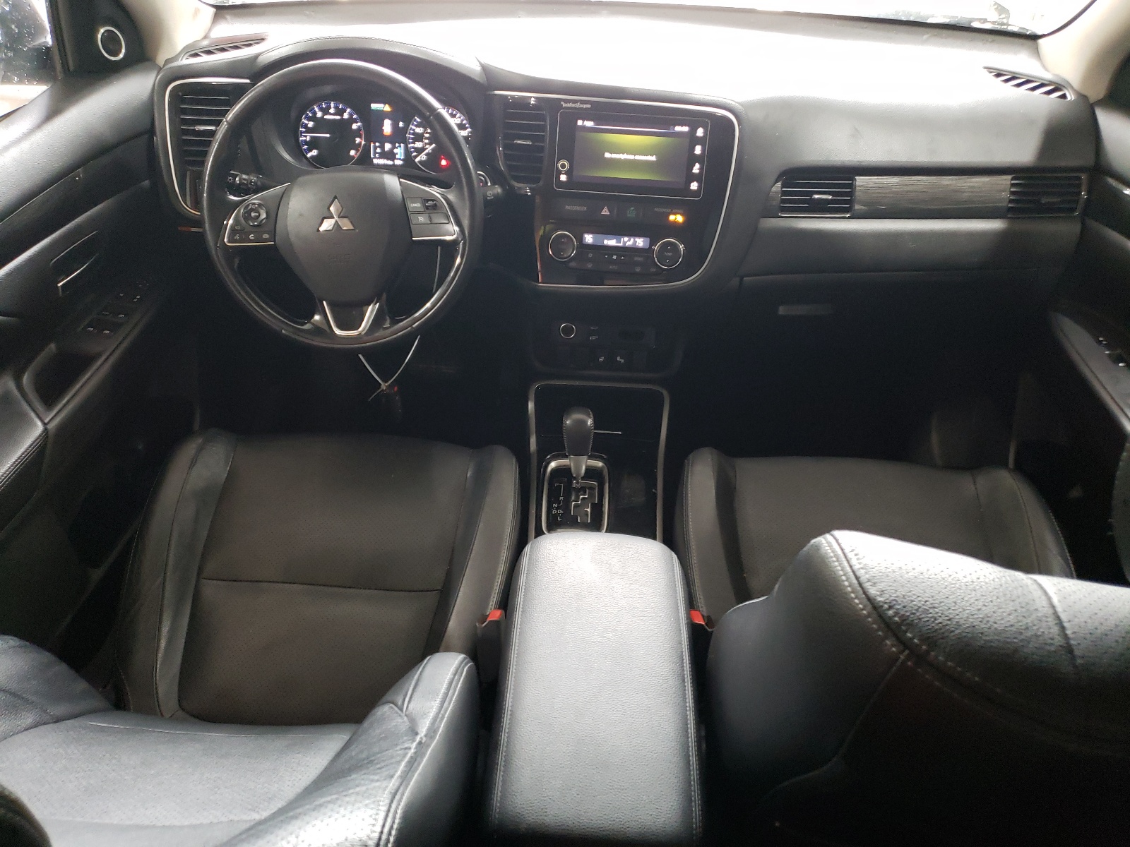 JA4AZ3A38JZ020945 2018 Mitsubishi Outlander Se