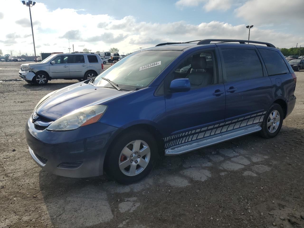 2004 Toyota Sienna - Image 1