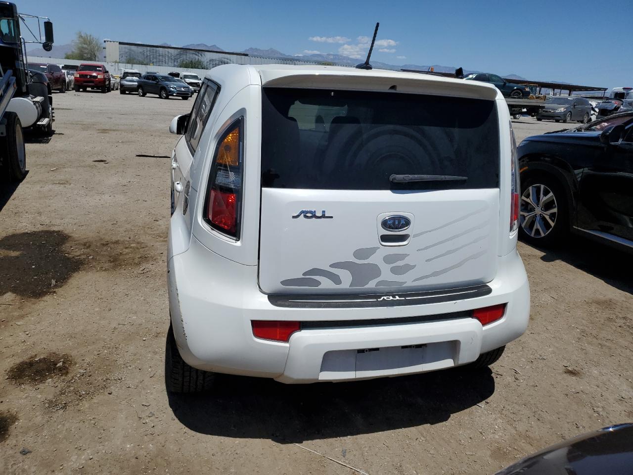 2011 Kia Soul + VIN: KNDJT2A23B7265626 Lot: 52772054