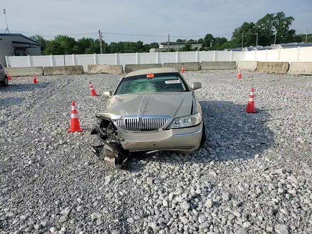 2004 Lincoln Town Car Executive VIN: 1LNHM81W04Y621055 Lot: 53030564
