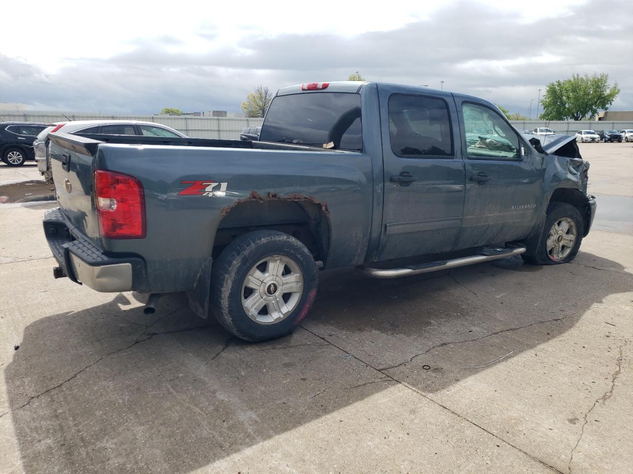 2011 Chevrolet Silverado - Image 3