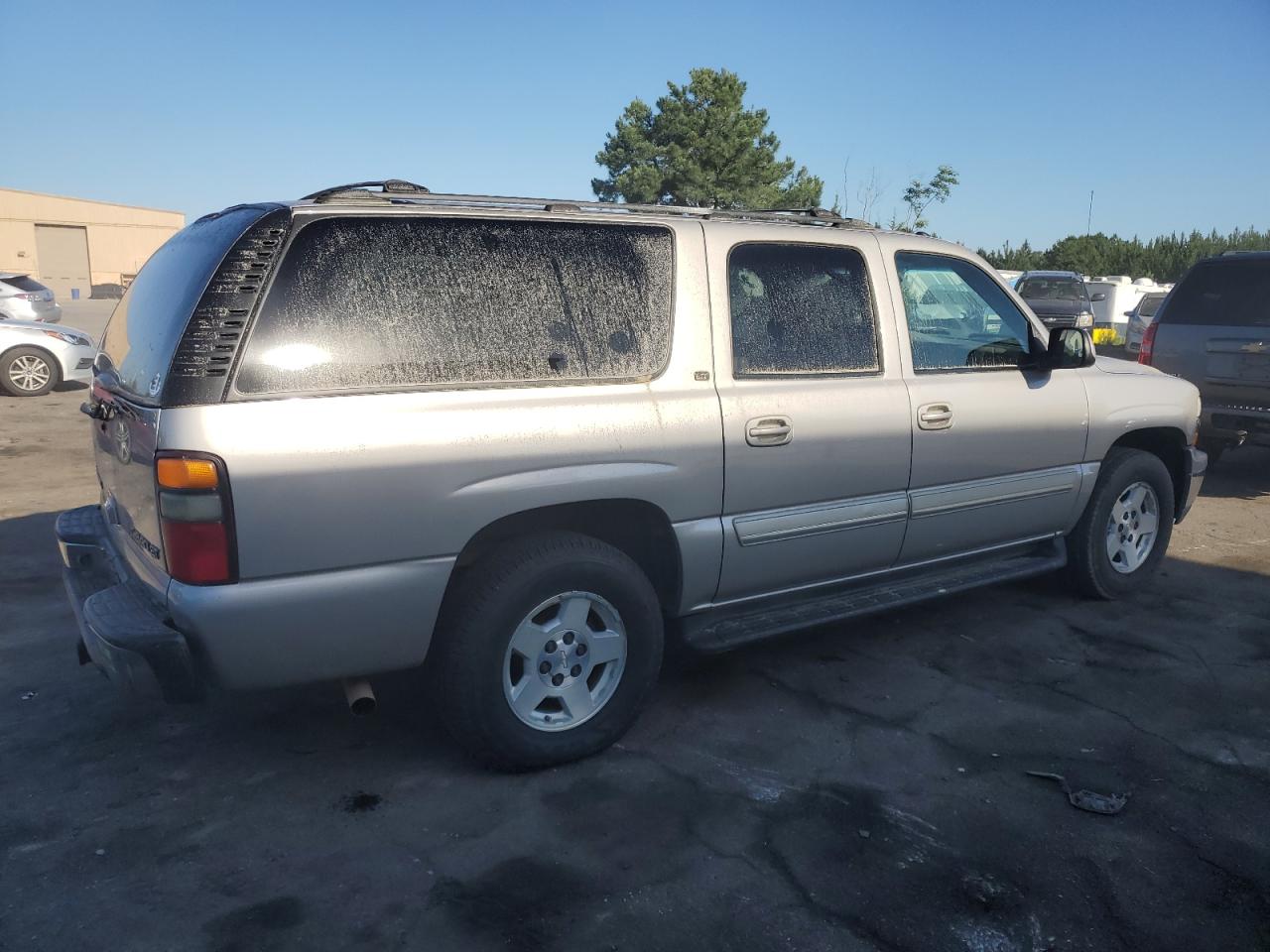 2004 Chevrolet Suburban - Image 3