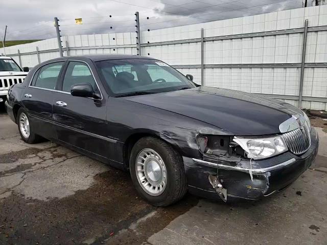 2001 Lincoln Town Car Executive VIN: 1LNHM81W61Y629043 Lot: 53794824