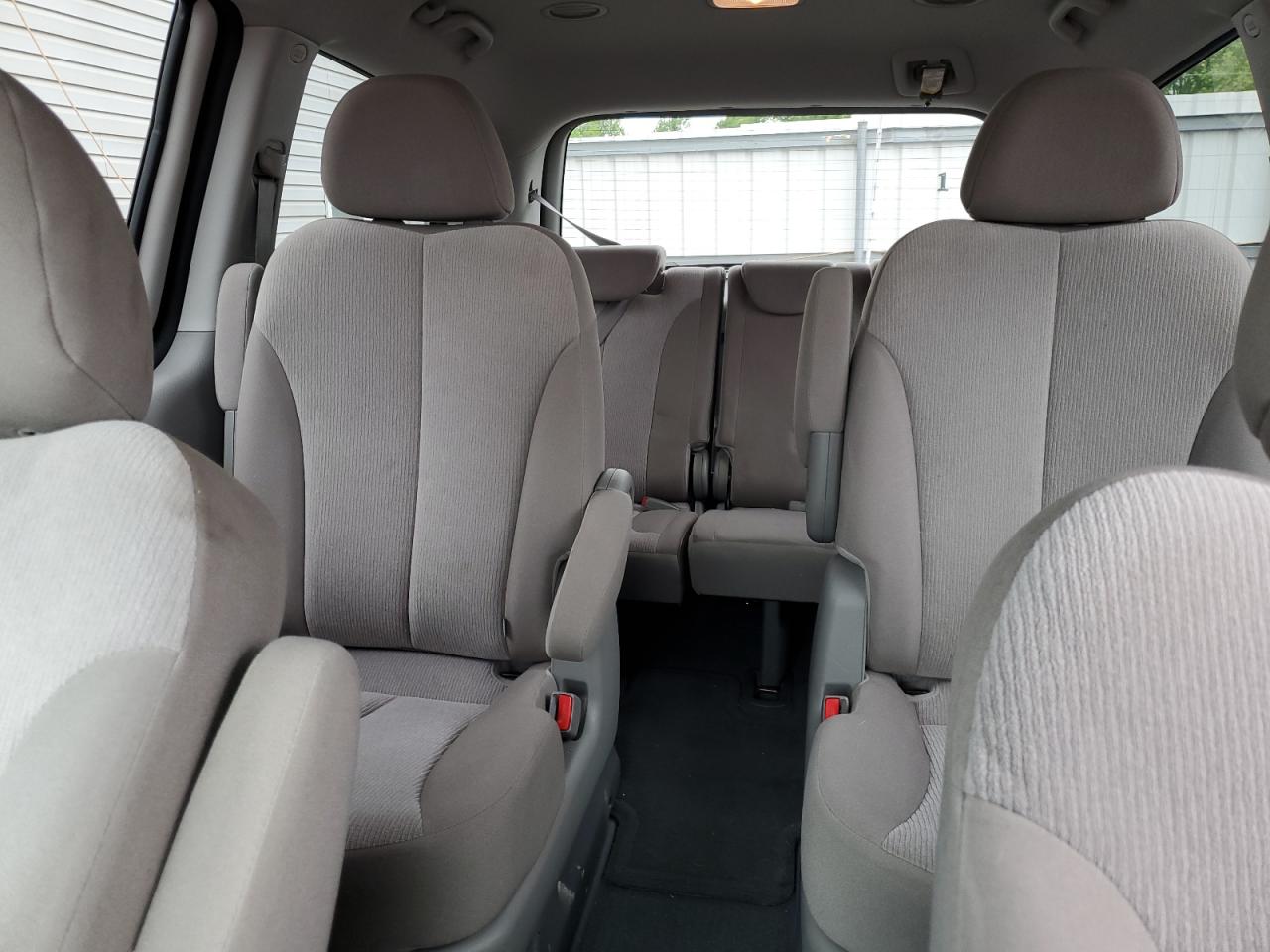 2011 Kia Sedona - Image 10