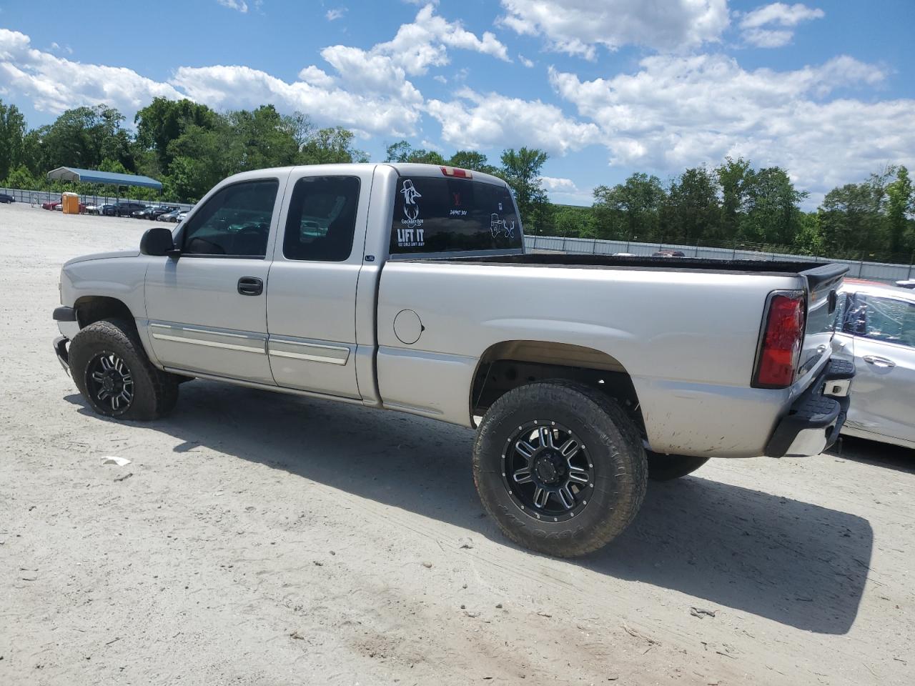 2004 Chevrolet Silverado - Image 2