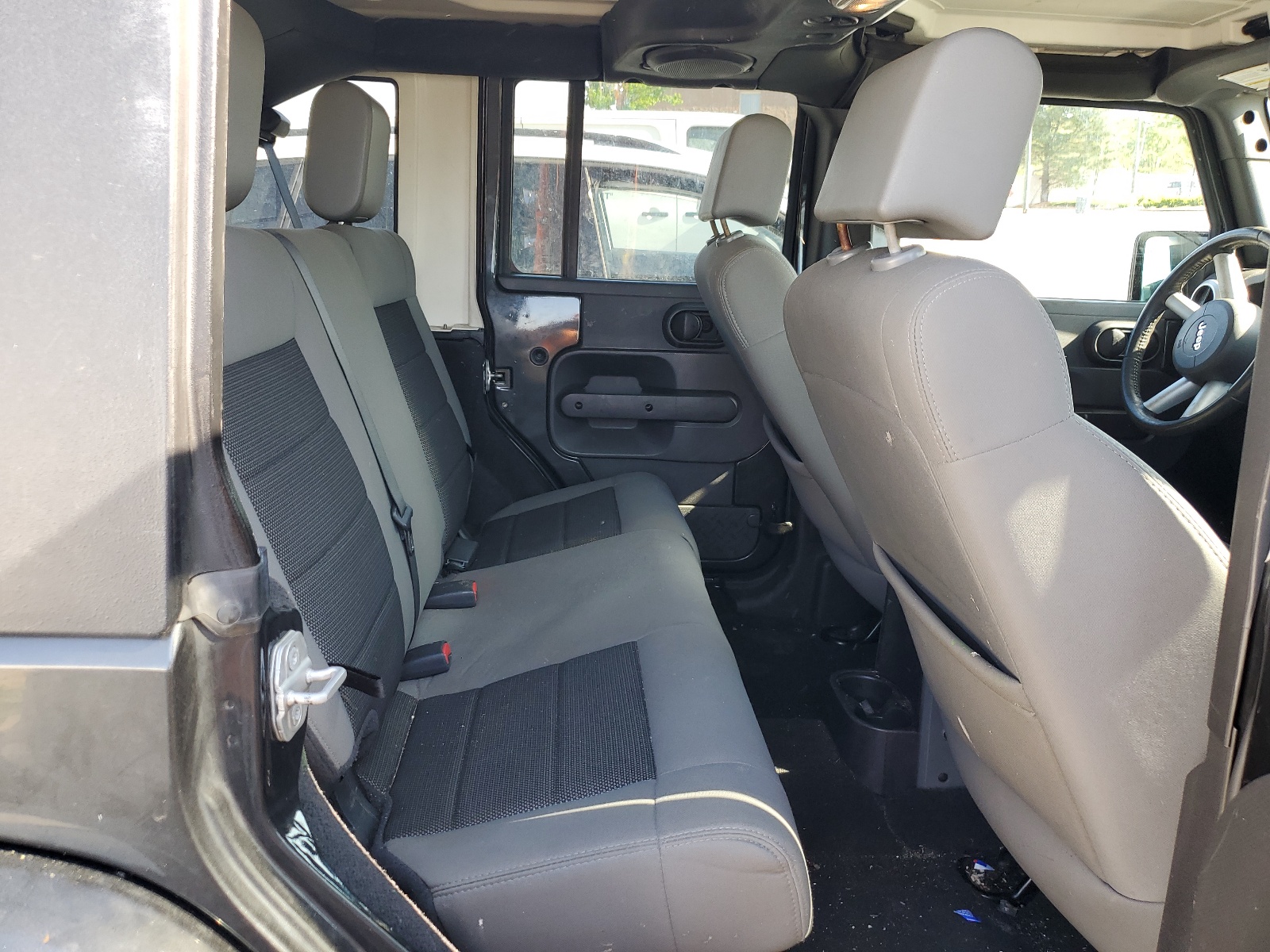 1J4BA5H19AL136637 2010 Jeep Wrangler Unlimited Sahara