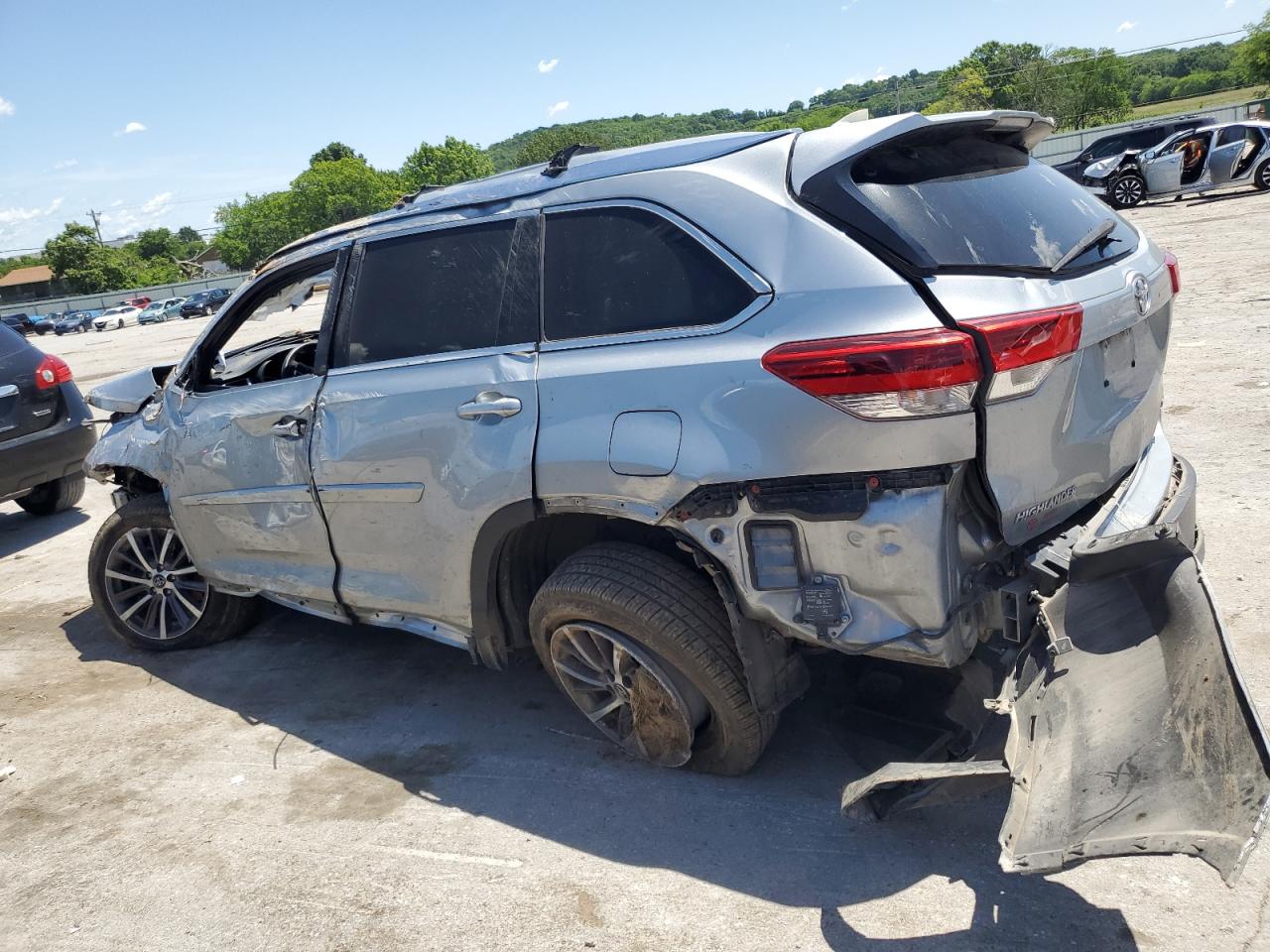 5TDKZRFH2HS216683 2017 TOYOTA HIGHLANDER - Image 2