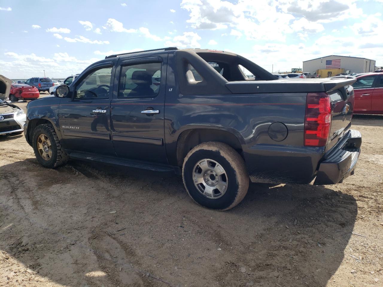 2011 Chevrolet Avalanche - Image 2