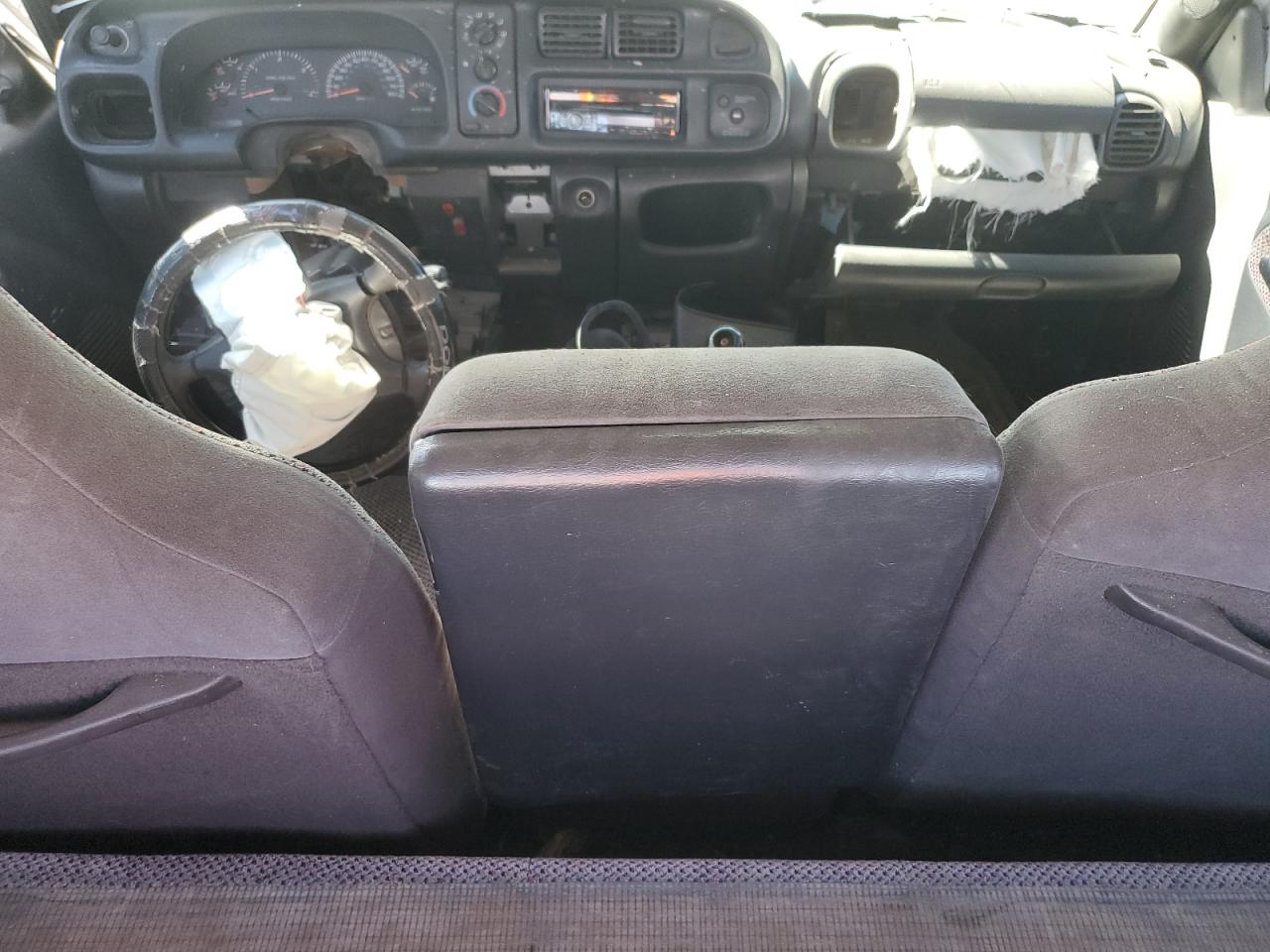 1998 Dodge Ram 2500 VIN: 1B7KF2366WJ240921 Lot: 52307554