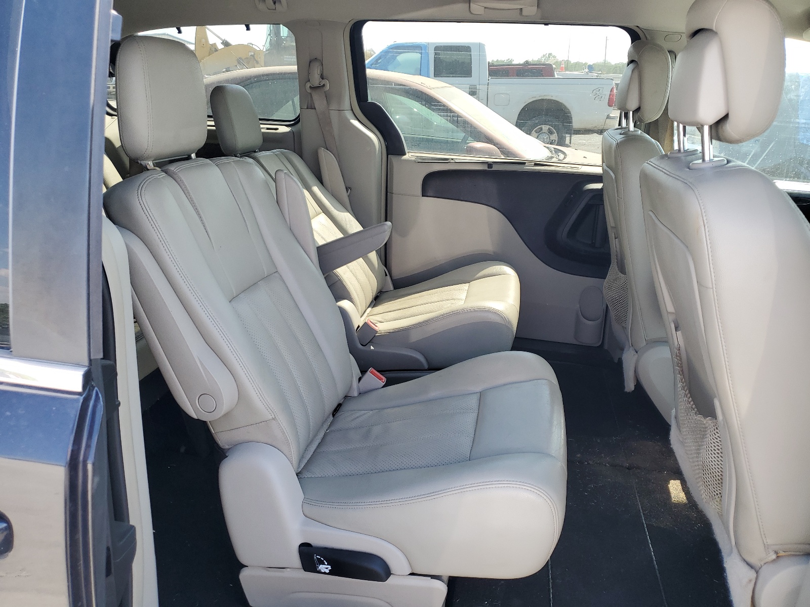 2A4RR8DGXBR614415 2011 Chrysler Town & Country Touring L