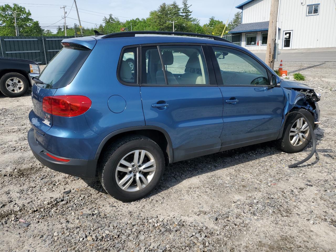 2017 Volkswagen Tiguan - Image 3