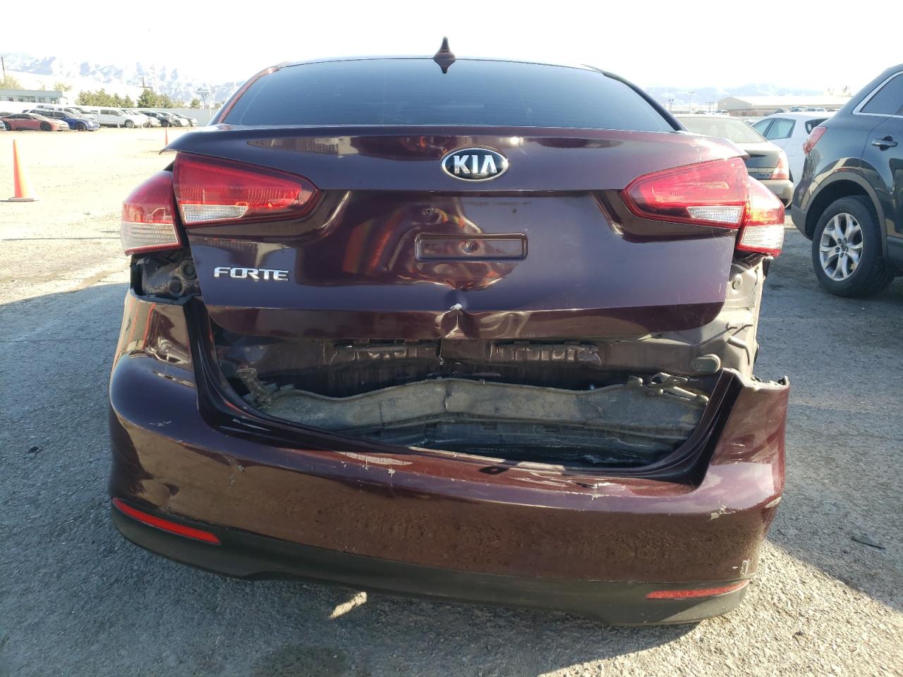 3KPFK4A72JE227979 2018 Kia Forte Lx