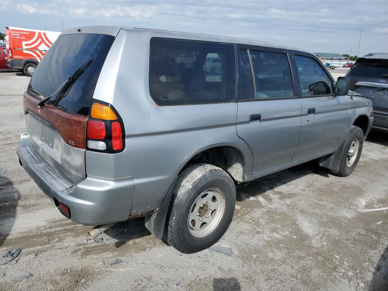 2001 Mitsubishi Montero - Image 3