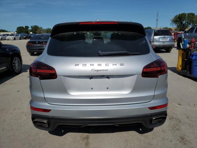  PORSCHE CAYENNE 2018 Серебристый