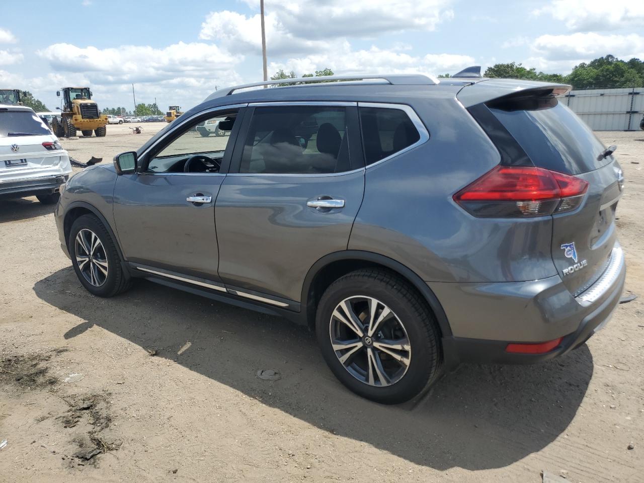 5N1AT2MV1HC880886 2017 NISSAN ROGUE - Image 2