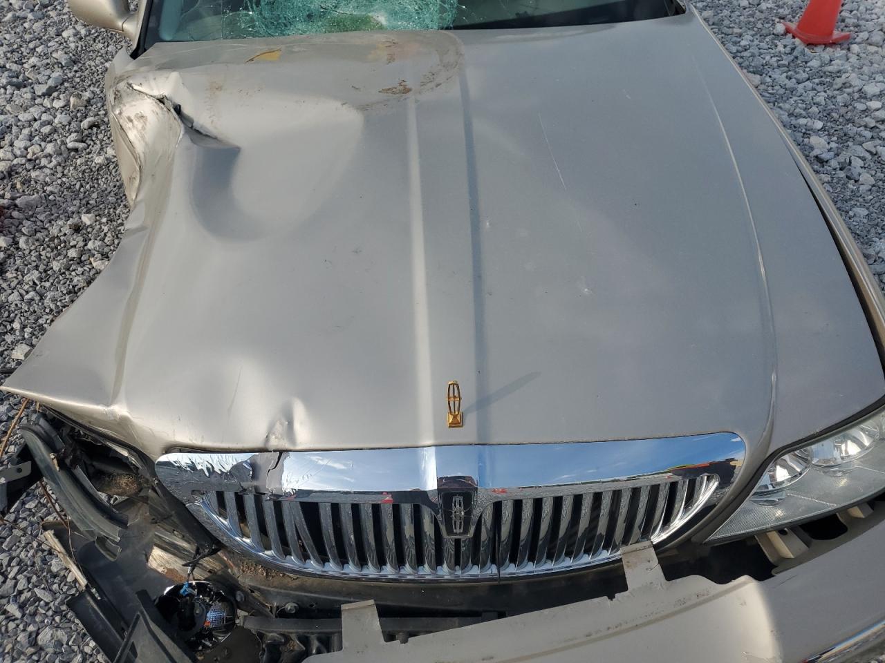 2004 Lincoln Town Car Executive VIN: 1LNHM81W04Y621055 Lot: 53030564