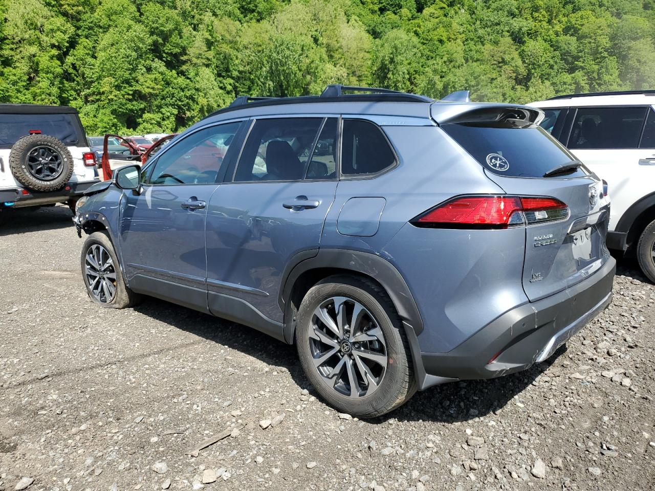 2022 Toyota Corolla Cross Xle VIN: 7MUDAABG9NV015122 Lot: 55670834