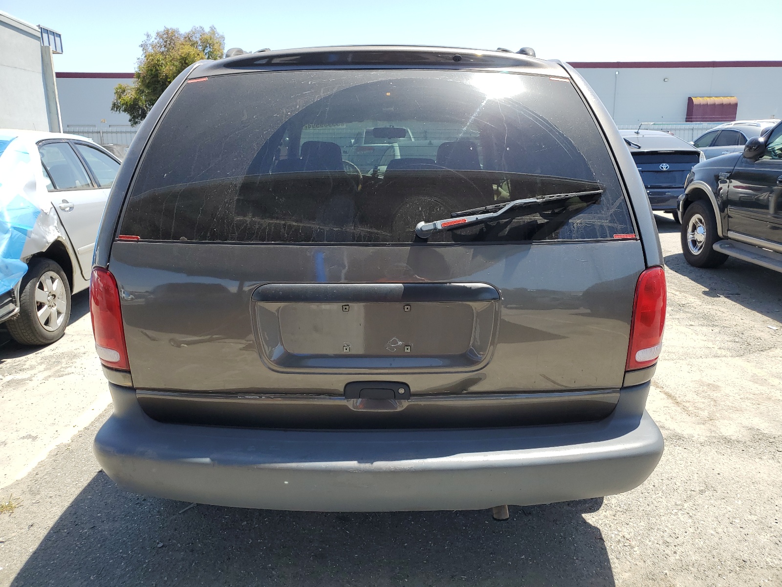 2B4GP25R3WR629258 1998 Dodge Caravan