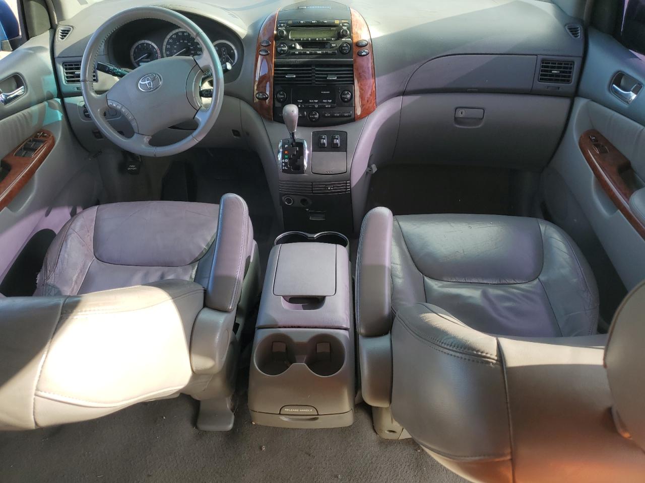 2004 Toyota Sienna - Image 8