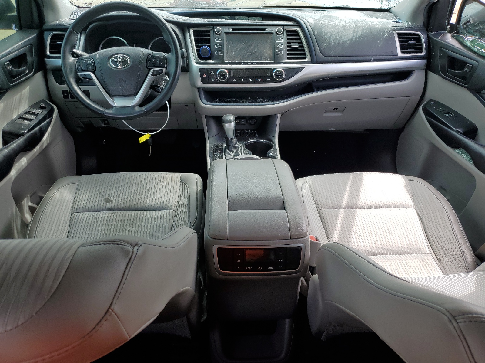 5TDZZRFH5KS295000 2019 Toyota Highlander Le