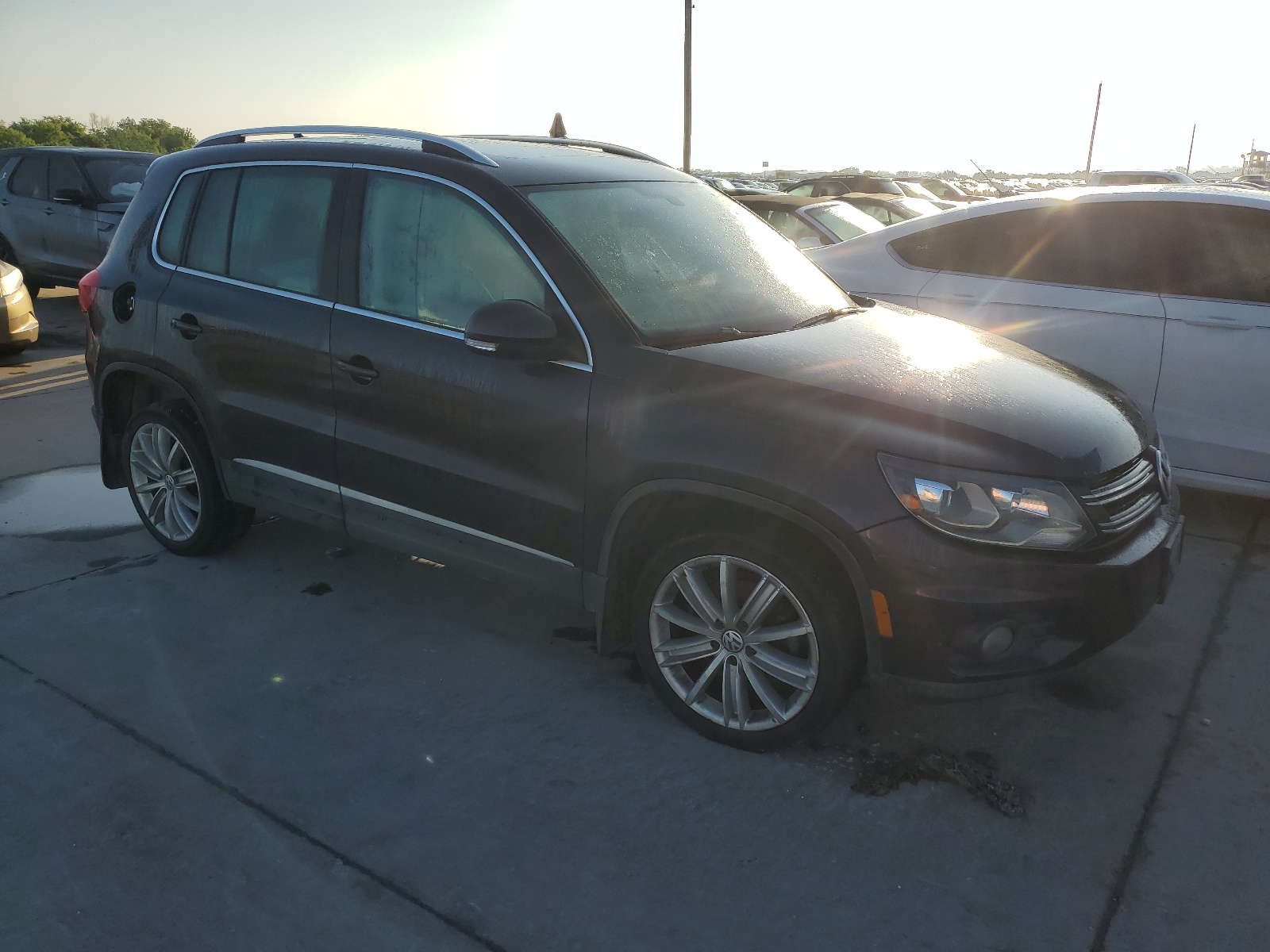 2016 Volkswagen Tiguan S vin: WVGAV7AX7GW562233